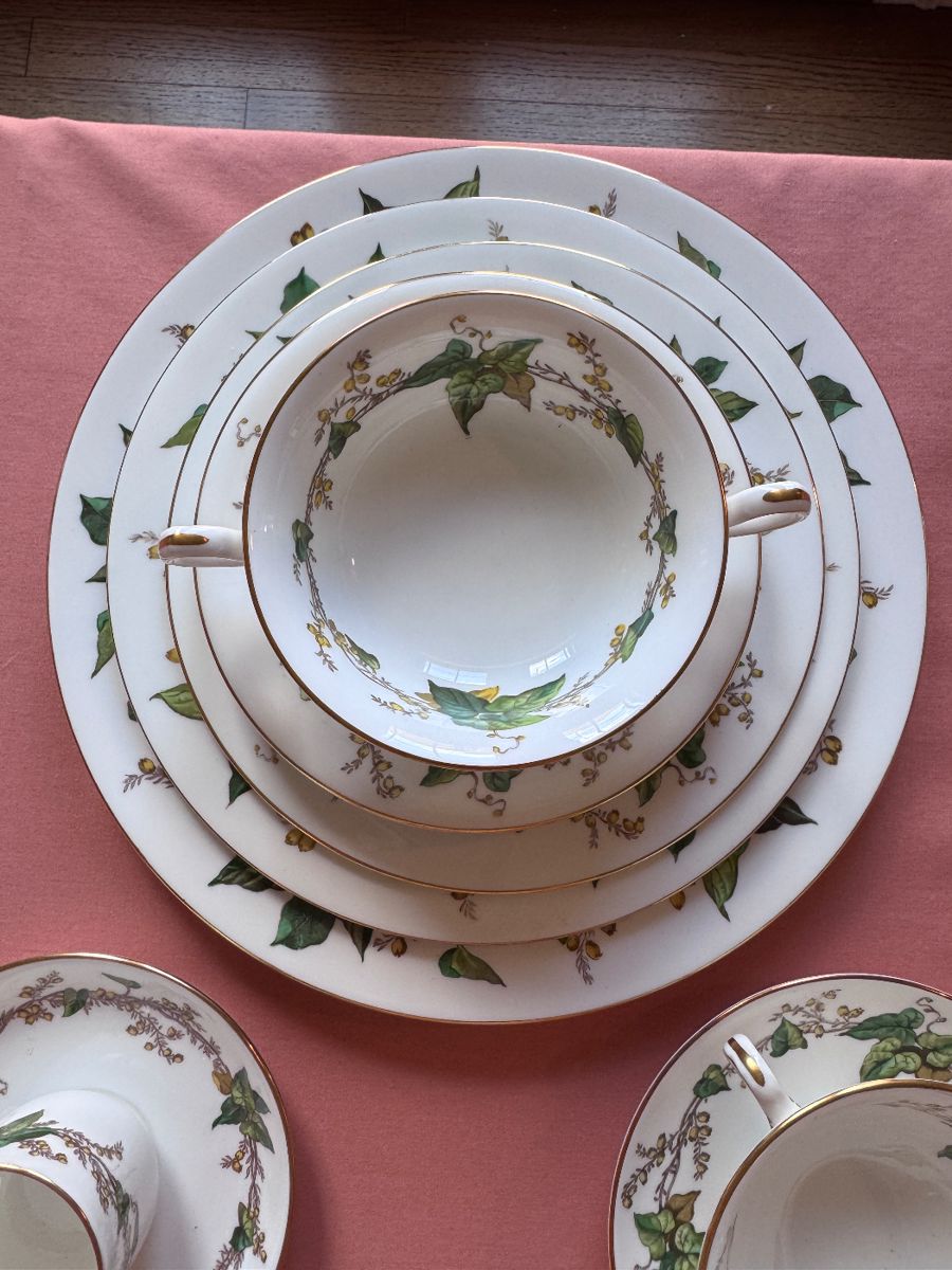 16 DINNER PLATES 12 Cream Soups & Saucers; 12 EXPRESSO & Saucers; 12 Coffee Cups & Saucers; 14 Salad Plates; 14 + Dessert Plates; 16 Butter/ Bread Plates 
Each Place Setting has 10 Pieces

MINTON FINE CHINA. PERFECT CONDITION
