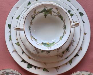 16 DINNER PLATES 12 Cream Soups & Saucers; 12 EXPRESSO & Saucers; 12 Coffee Cups & Saucers; 14 Salad Plates; 14 + Dessert Plates; 16 Butter/ Bread Plates 
Each Place Setting has 10 Pieces

MINTON FINE CHINA. PERFECT CONDITION