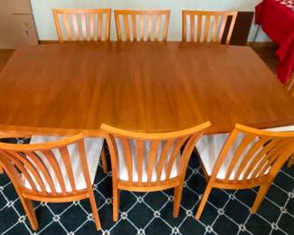 Ansager Dining Table w Eight Chairs Two Leaves