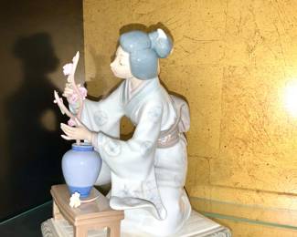  Lladró, porcelain figurine titled "Oriental Girl Decorating"
