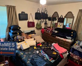 Bedroom with complete set of throwback to excellent quality and style !