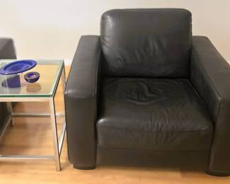 Leather arm chair - chrome side table
