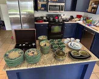 Tons of kitchen items