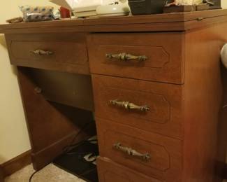Sewing Machine / Desk