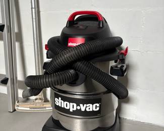 So clean! Nice size shop vac for your garage or workshop $15