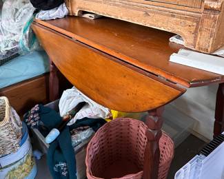 Drop leaf table