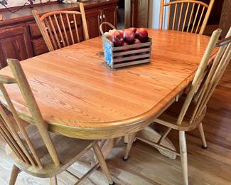 Am America, made in USA. Table, 2 leaves, 4 chairs. Extremely nice!