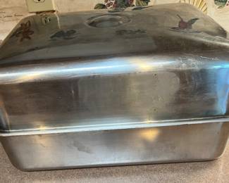 Aluminum roasting pan.