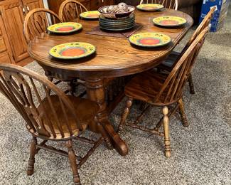 Cochran Furniture of North Carolina. Table, 8 chairs, 4 leaves. Solid wood. Pristine.