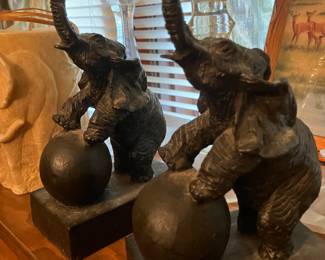 These two little guys are quite heavy ! They are book ends