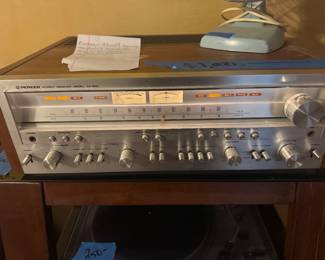 Pioneer 85 watt receiver SX 950 series 
Extremely rare 
Mint condition 
Working 