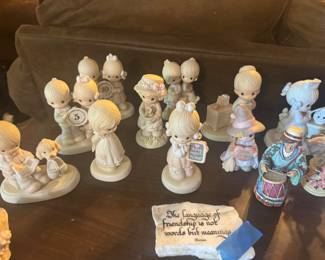 Lots of precious moments collectible’s figures 