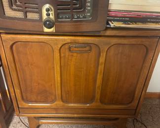 Mcm  LANE 
Walnut ! Beautiful piece records holder 