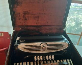 Giuliette 1940’s accordion 
Original case pearl inlay keys 