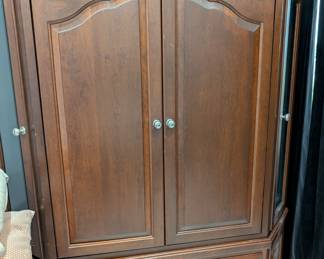 Large armoire 