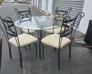 CT102Glass table and chairs