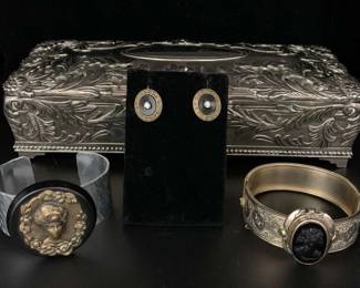 BO330Vintage Jewelry, Black Cameo