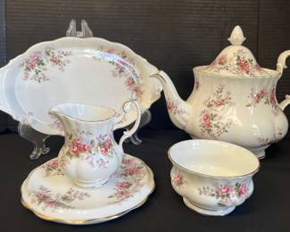 BO339VRoyal Albert Bone China