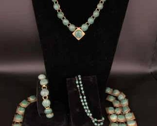 BO329Vintage Jewelry Green Stones