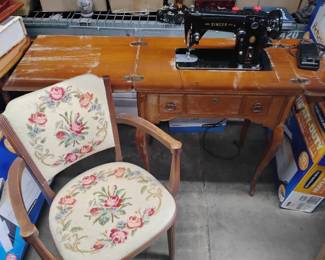 BO301Singer Sewing Machine And Chair