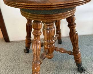 48 AntiquePianoStool
