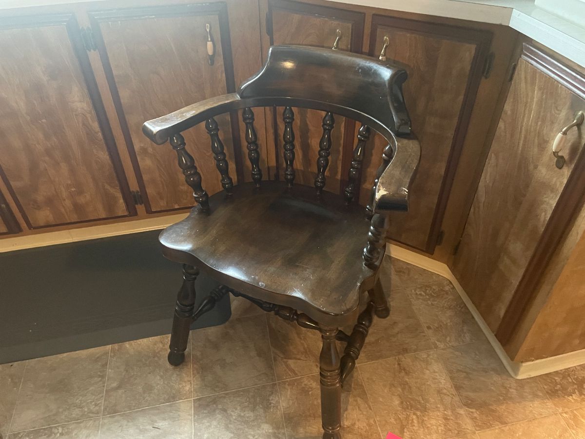 Dining room table chairs- 2 chairs like this one and two with out arms. In good comdition