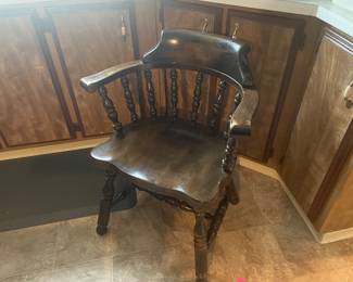Dining room table chairs- 2 chairs like this one and two with out arms. In good comdition