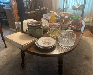 Dining room table with one leaf seats 8 comfortably. Matching hutch full set is $400. Happy to hear offers