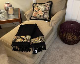 Upholstered chaise lounge chair 