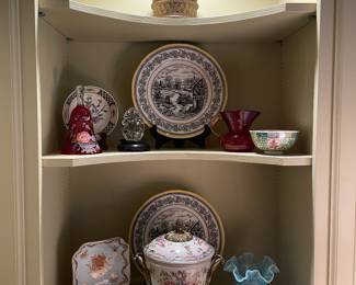 Second niche of collectibles and decorative accessories 