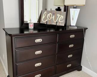 Chest of Drawer w/mirror