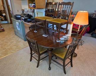 Beautiful dining room table with 6 chairs!