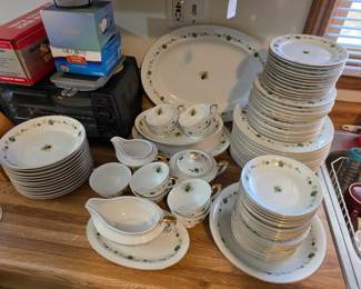 Arlen fine china, seyei Japan, castle Ivy. 452.