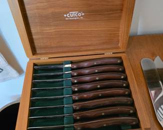 CUTCO Vintage Set of 8 Smooth Steak Knives W/Wooden Box.