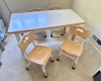 76 KidsTableSetwWoodgrainTop4MatchingChairs