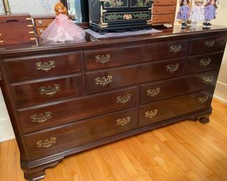 Beautiful, Great Condition, Ethan Allen, 10-Drawer Dresser!