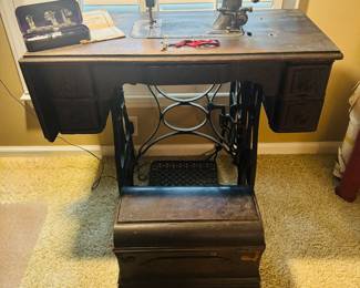 Vintage New Home Sewing Machine, (For parts)