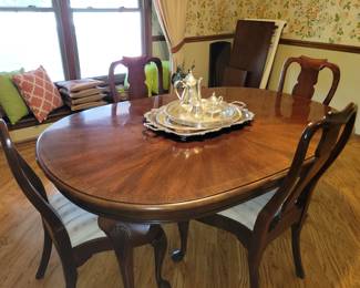 Dining room table, 2 leaves, 6 chairs