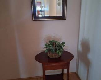 Nice small table and mirror.