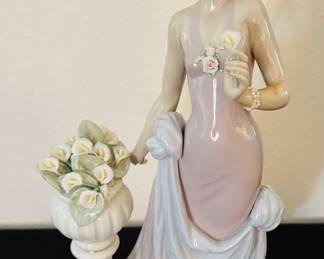 Lladro.  "A Touch of Class". Retired classic like the rest of us.