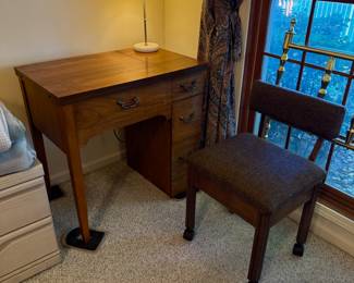 Singer Sewing machine, table and chair