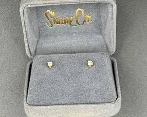 Elegant Diamond Stud Earrings in Yellow Gold Setting