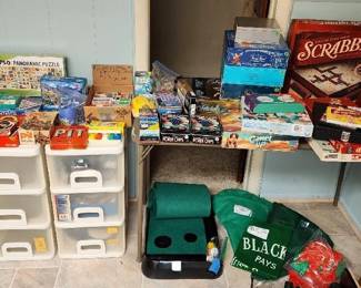 Games-Modern and Vintage/Indoor Practice Putting Green/Casino Felt/Stackable Drawers