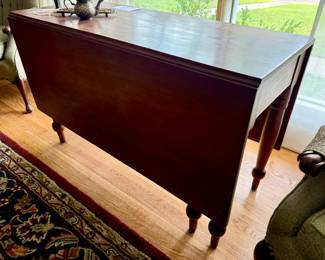 Drop leaf table