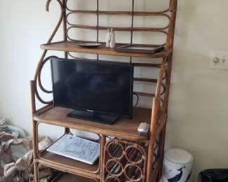 Wicker & rattan wine shelf