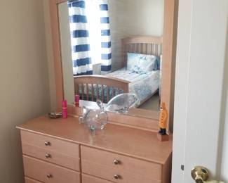 Twin bedroom set: dresser with mirror