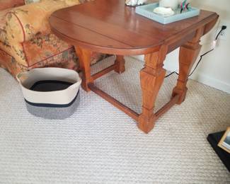 Drop leaf end table