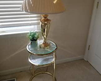 Glass & brass accent table; table lamp