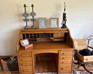 Beautiful Roll top Desk with original key and in Mint condition.