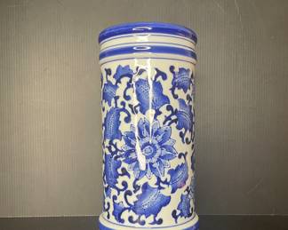 Porcelain blue white vase Mann